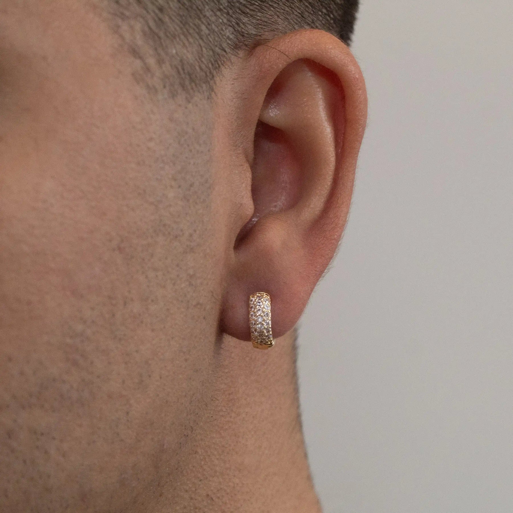 Argolas cravejadas Round 12mm Banhado a Ouro 18k