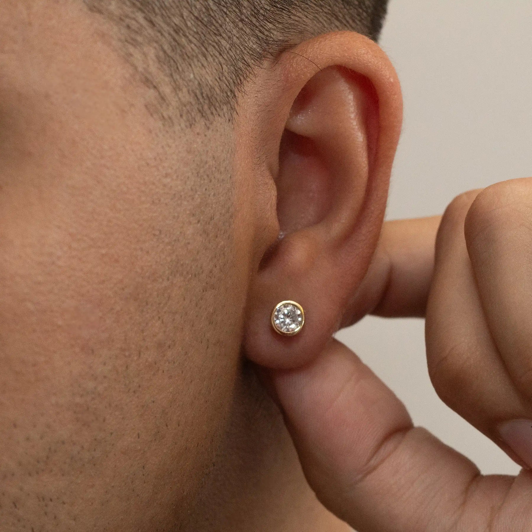 Brincos Round Bezel 6mm Banhado a Ouro 18k