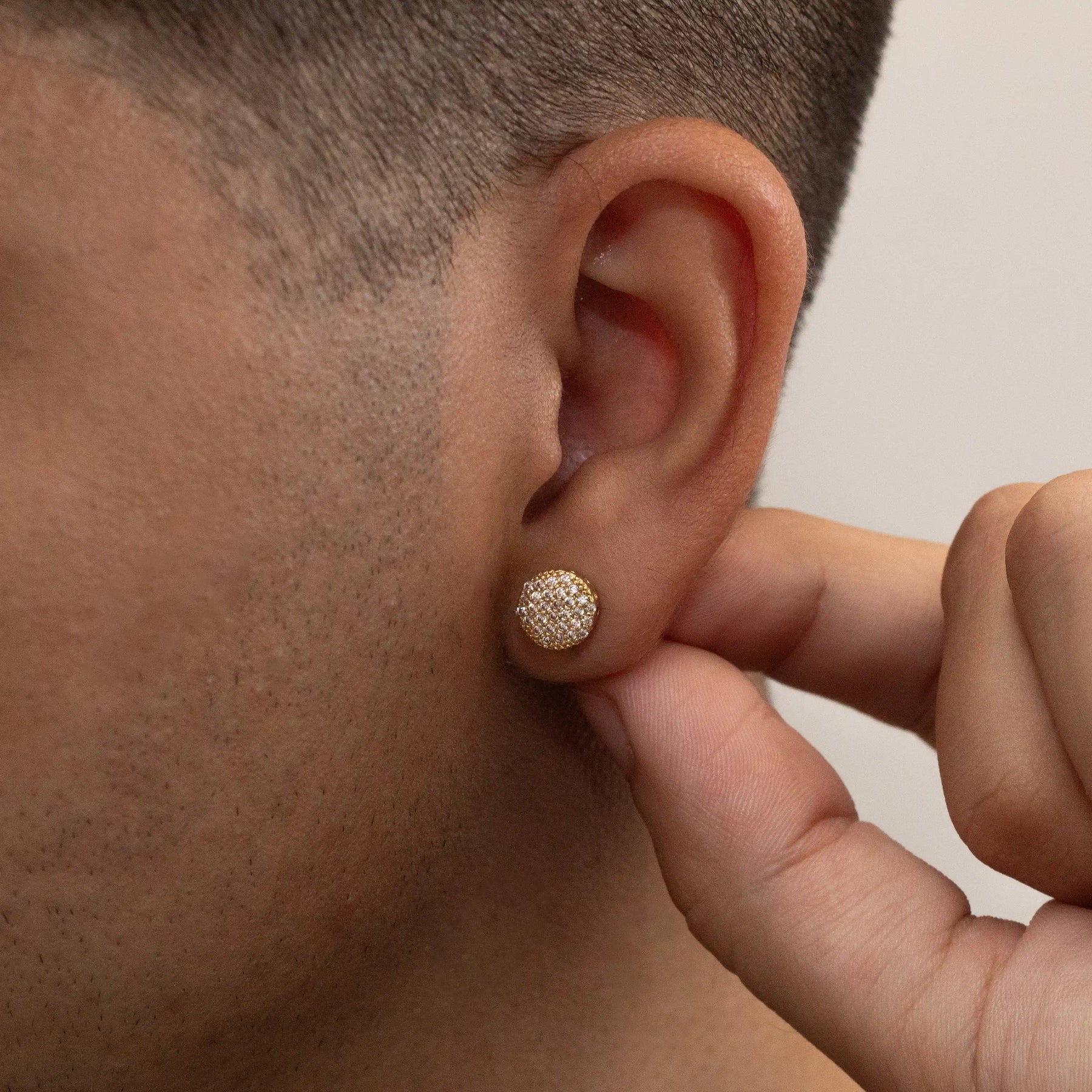 Brincos Round cravejado 8mm Banhado a Ouro 18k