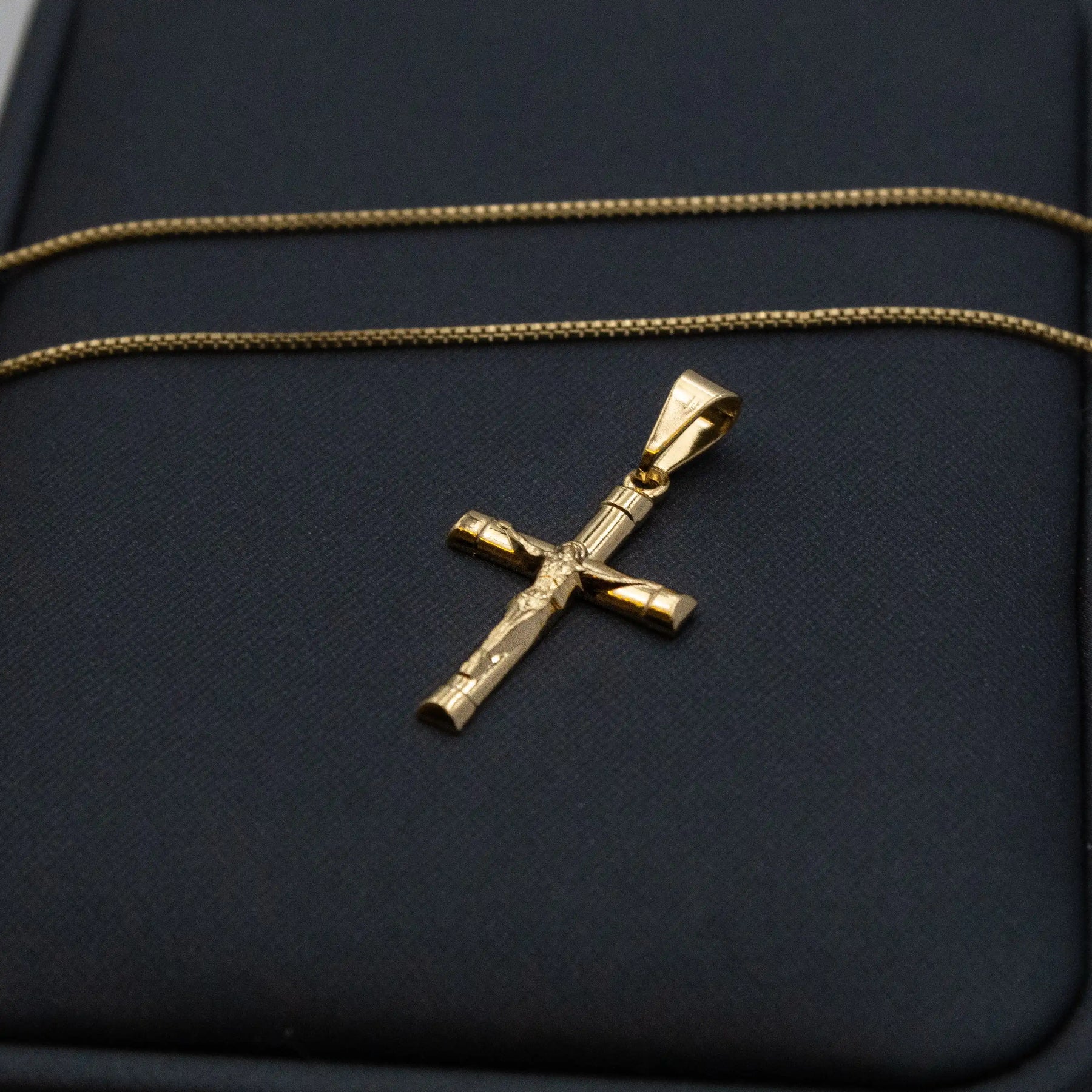 Corrente Veneziana com pingente Cruz Jesus Cristo Banhado a Ouro 18k