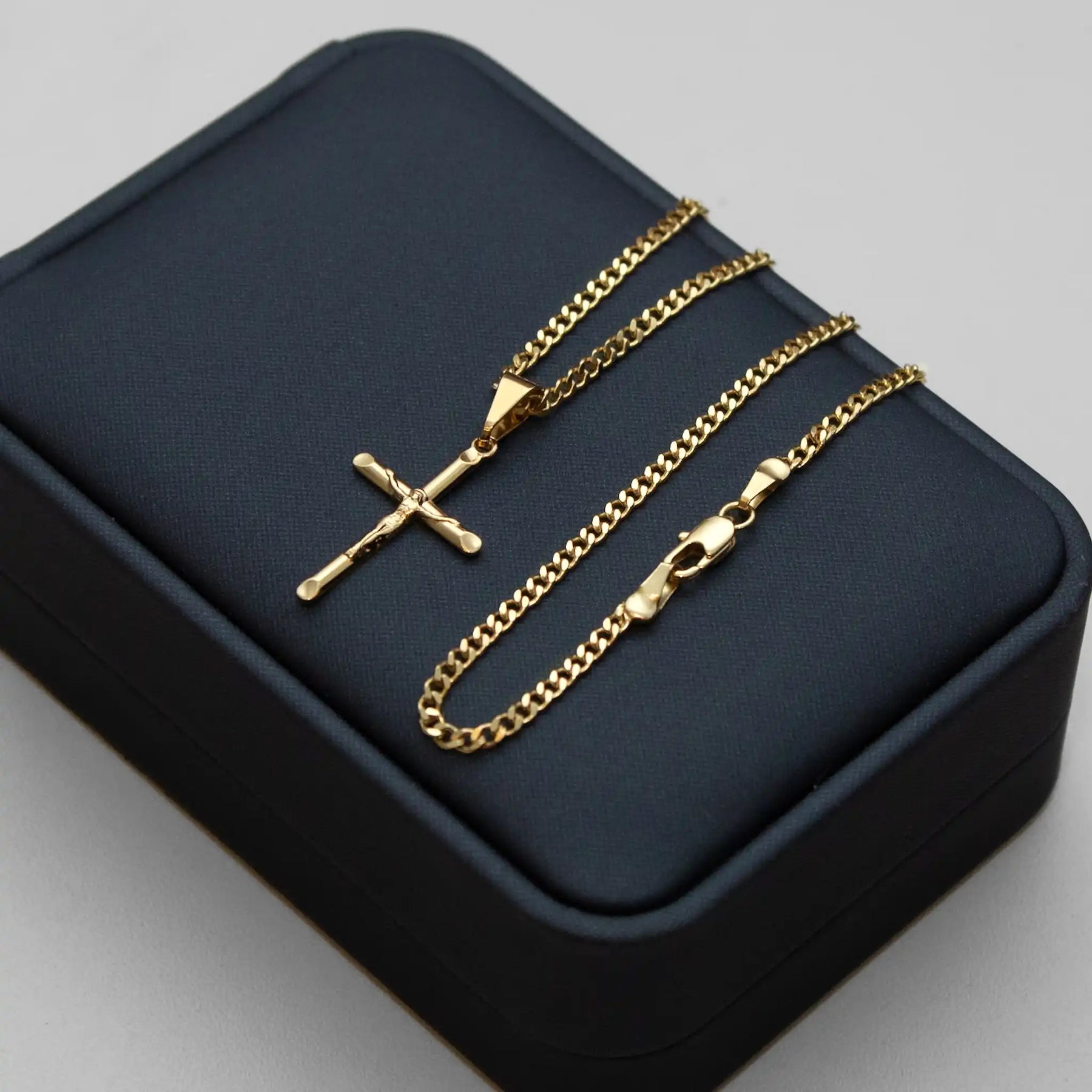 Corrente Grumet 2,5mm com Pingente Cruz com Cristo Banhado a Ouro 18k