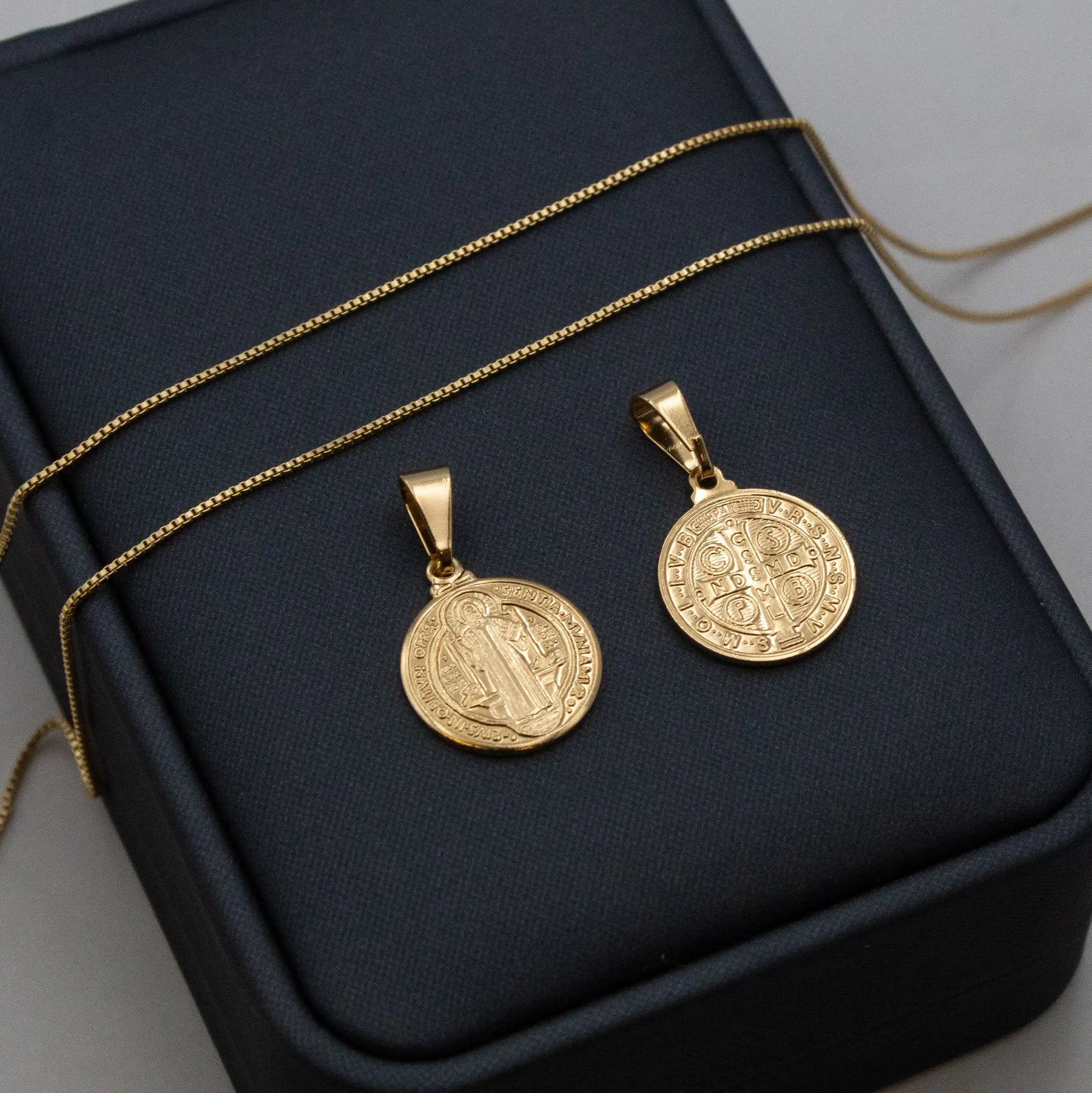 CONJUNTO CORRENTE VENEZIANA 1MM COM PINGENTE SÃO BENTO MINI Banhado a Ouro 18k
