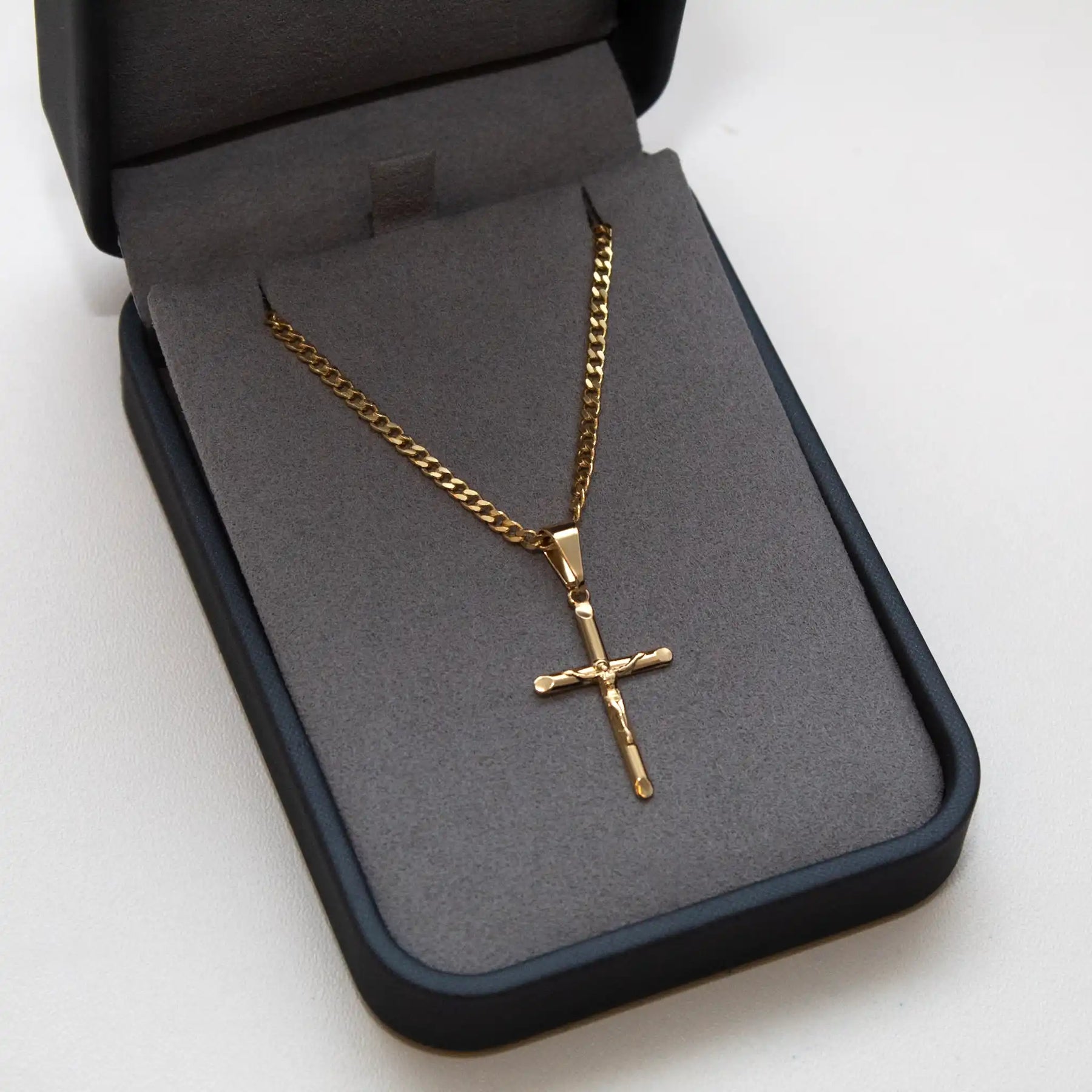 Corrente Grumet 2,5mm com Pingente Cruz com Cristo Banhado a Ouro 18k