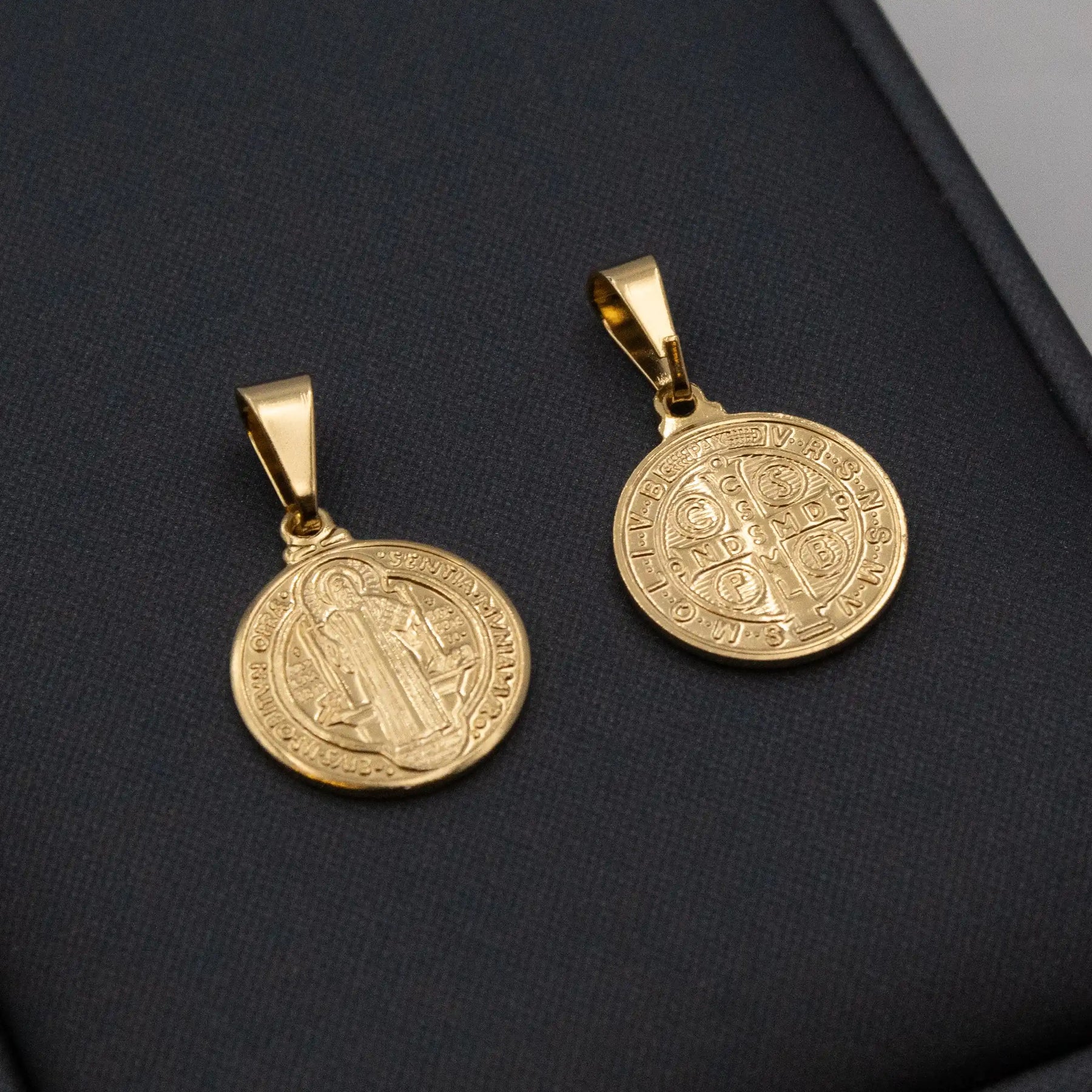CONJUNTO CORRENTE VENEZIANA 1MM COM PINGENTE SÃO BENTO MINI Banhado a Ouro 18k