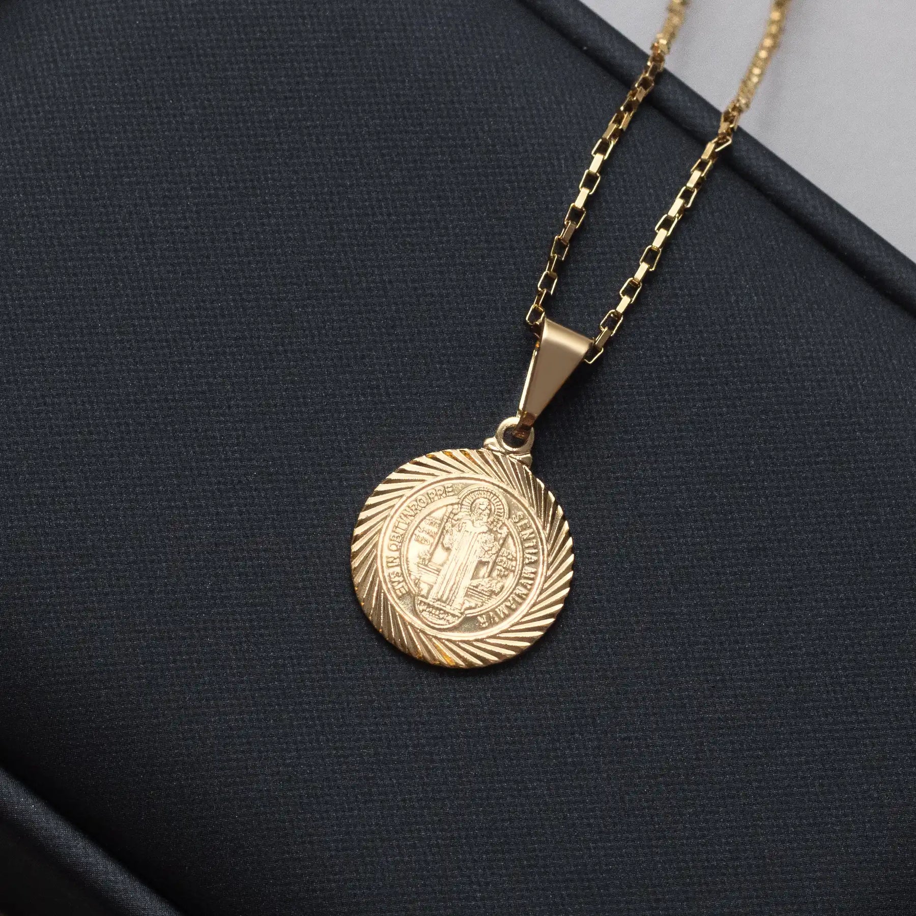 Corrente tijolinho 1mm com pingente São Bento II Banhado a Ouro 18k