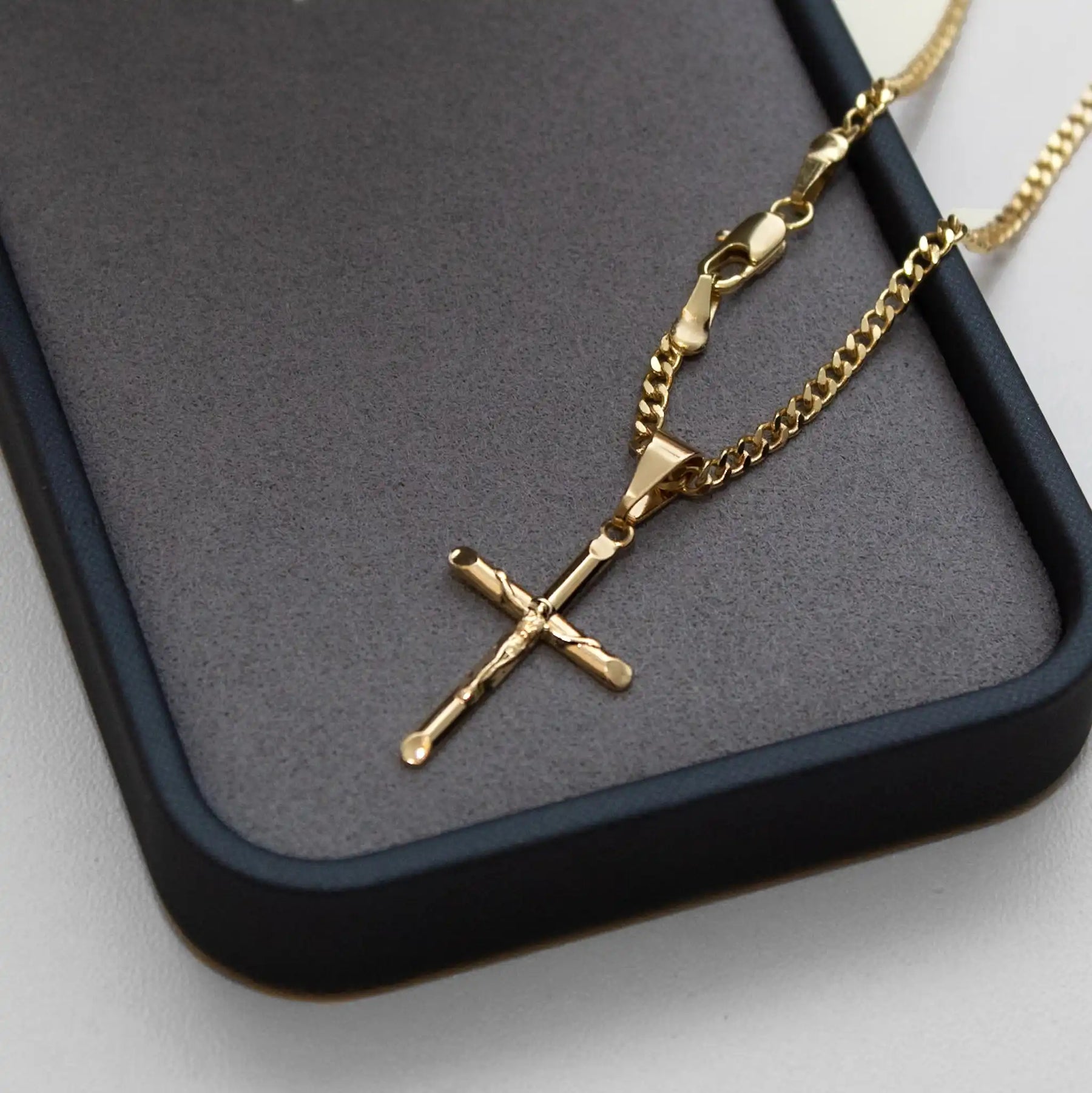 Corrente Grumet 2,5mm com Pingente Cruz com Cristo Banhado a Ouro 18k