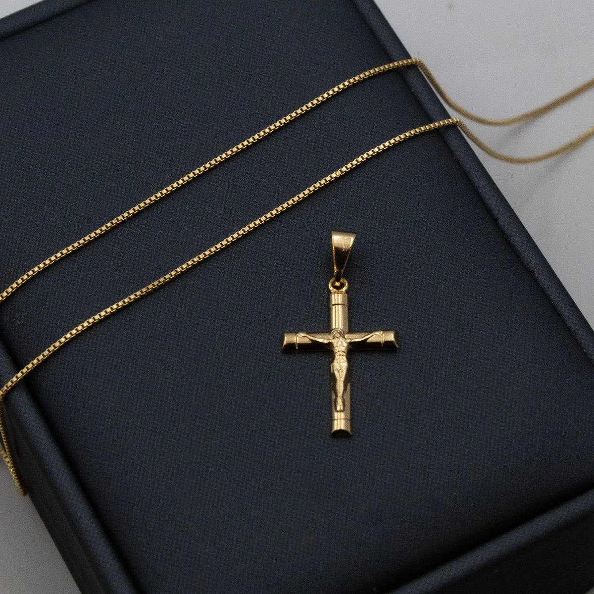 Corrente Veneziana com pingente Cruz Jesus Cristo Banhado a Ouro 18k