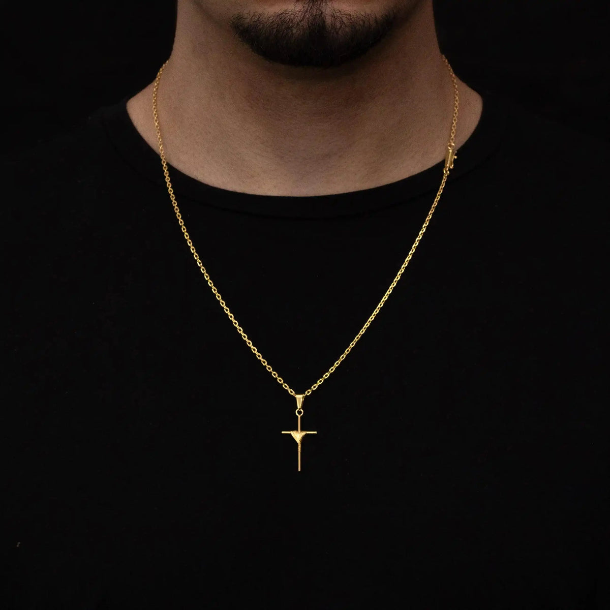 Corrente Cartier Cadeado 2,5mm com pingente Crucifixo Enrolado Banhado a Ouro 18k