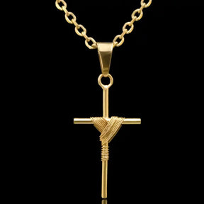 Corrente Cartier Cadeado 2,5mm com pingente Crucifixo Enrolado Banhado a Ouro 18k