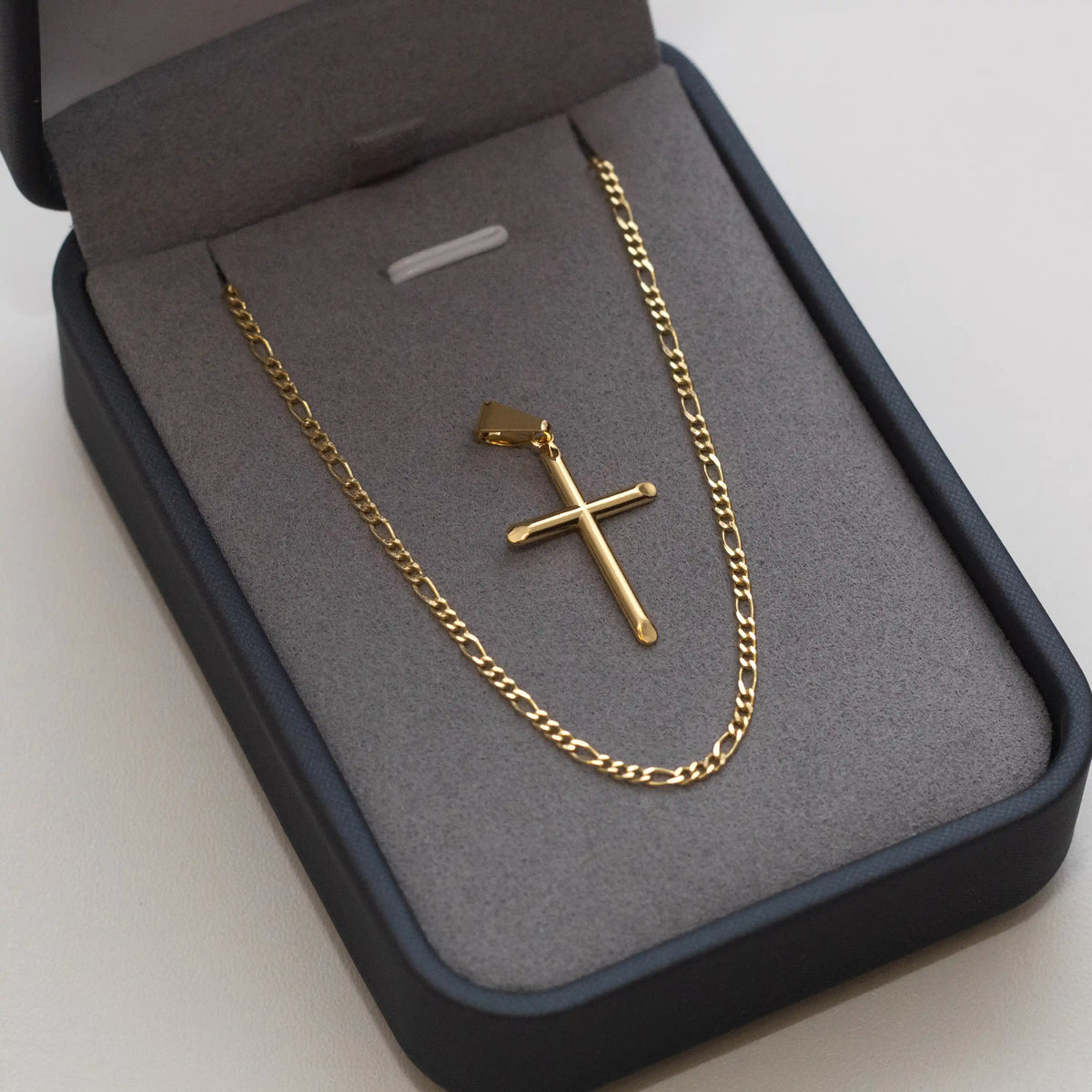 Corrente Fígaro 3x1 2mm com pingente Cruz Lisa Banhado a Ouro 18k