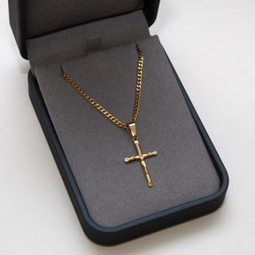 Corrente Grumet 2,5mm com Pingente Cruz com Cristo Banhado a Ouro 18k