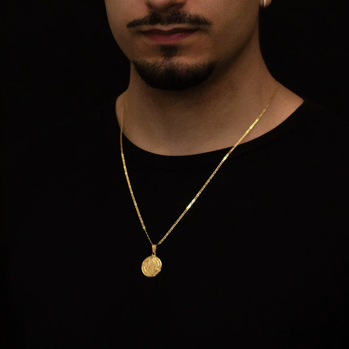 Corrente Mariner 2mm com pingente Medalha São Bento Banhado a Ouro 18k
