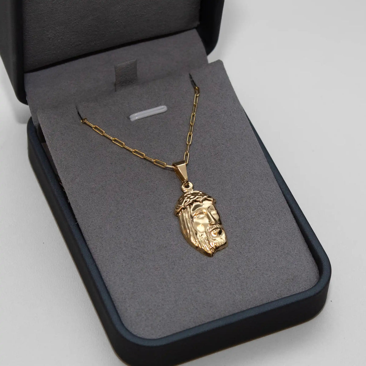Corrente Cartier Long 2mm com Pingente Jesus Cristo Banhado a Ouro 18k